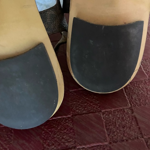 MICHAEL KORS MK LOGO PLATE BROWN SANDALS - Picture 9 of 9